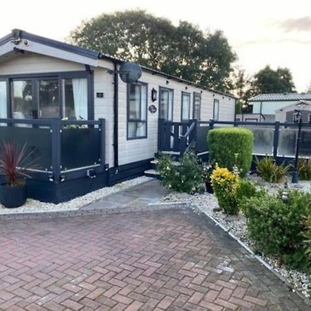 2 Bed, 2 Bath Lodge Style Caravan With Hot Tub & Private Garden At Patrington Haven Leisure Park Екстер'єр фото