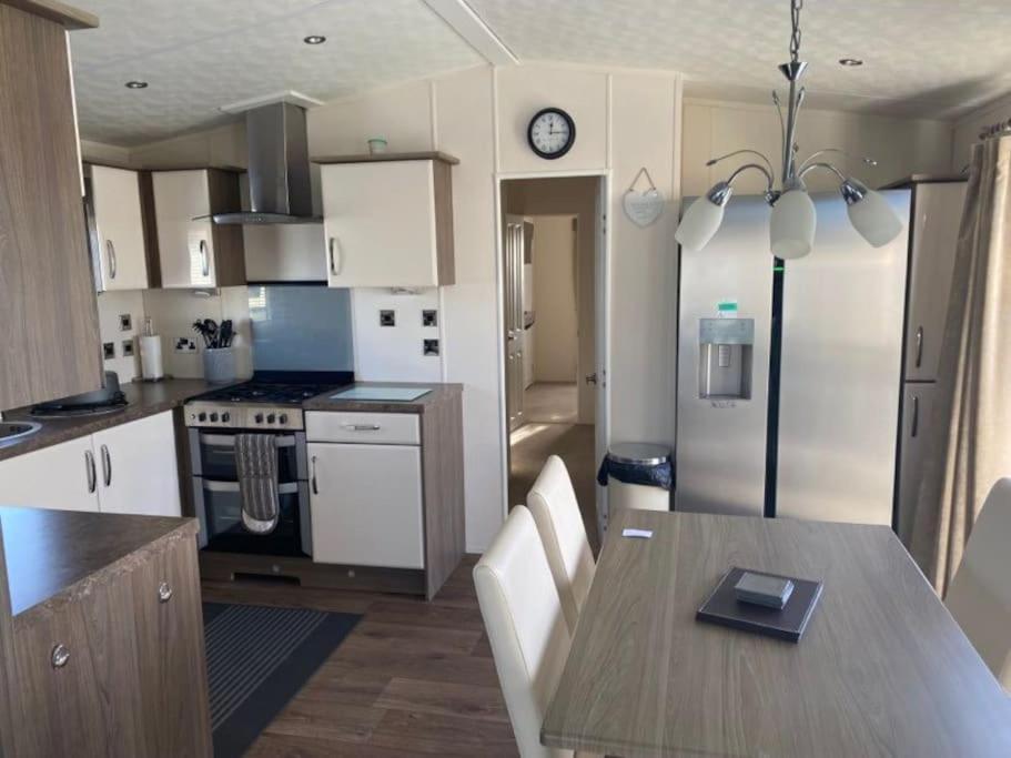2 Bed, 2 Bath Lodge Style Caravan With Hot Tub & Private Garden At Patrington Haven Leisure Park Екстер'єр фото