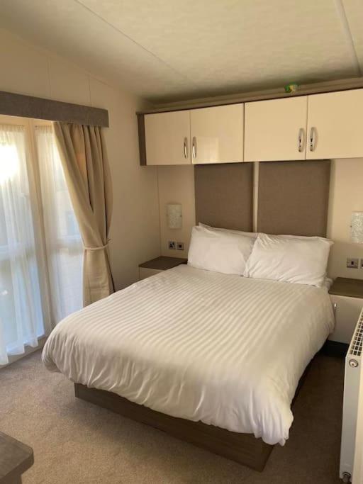 2 Bed, 2 Bath Lodge Style Caravan With Hot Tub & Private Garden At Patrington Haven Leisure Park Екстер'єр фото