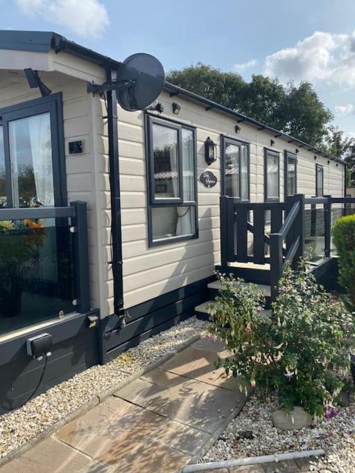 2 Bed, 2 Bath Lodge Style Caravan With Hot Tub & Private Garden At Patrington Haven Leisure Park Екстер'єр фото