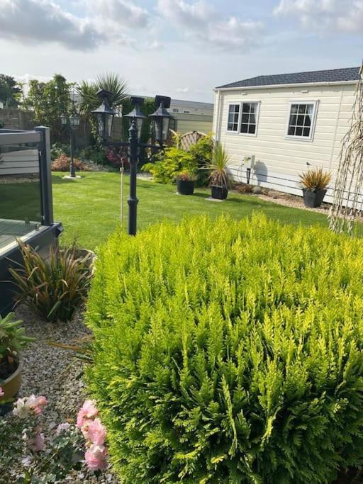 2 Bed, 2 Bath Lodge Style Caravan With Hot Tub & Private Garden At Patrington Haven Leisure Park Екстер'єр фото