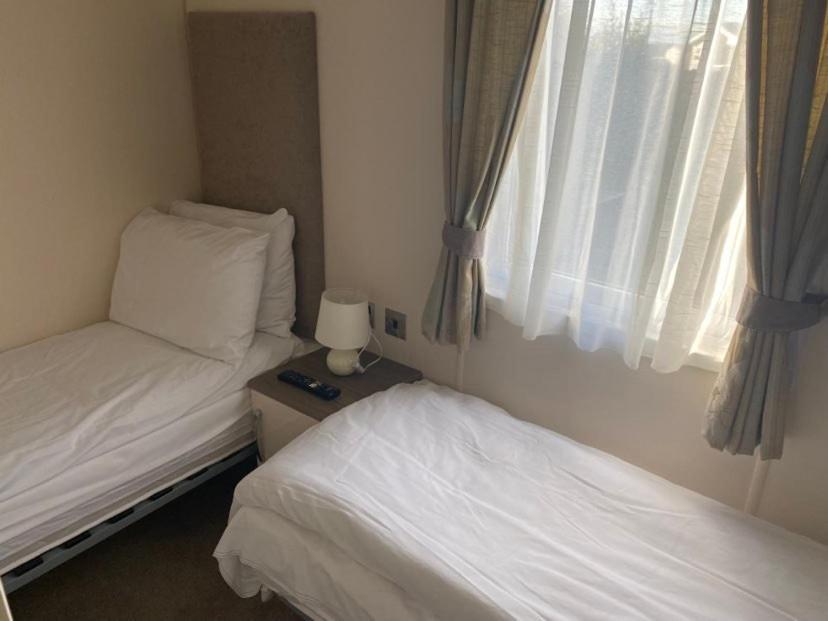 2 Bed, 2 Bath Lodge Style Caravan With Hot Tub & Private Garden At Patrington Haven Leisure Park Екстер'єр фото