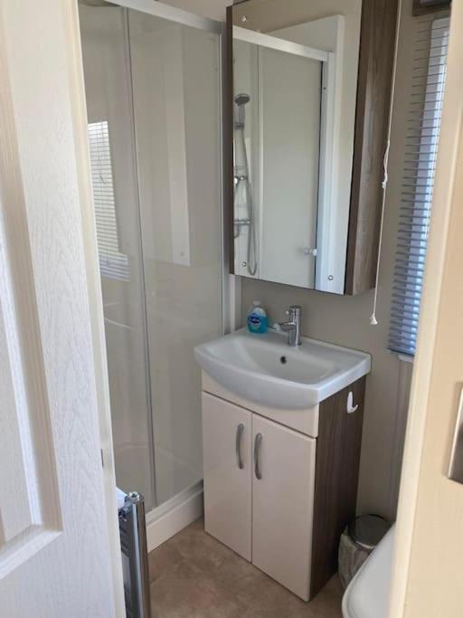 2 Bed, 2 Bath Lodge Style Caravan With Hot Tub & Private Garden At Patrington Haven Leisure Park Екстер'єр фото