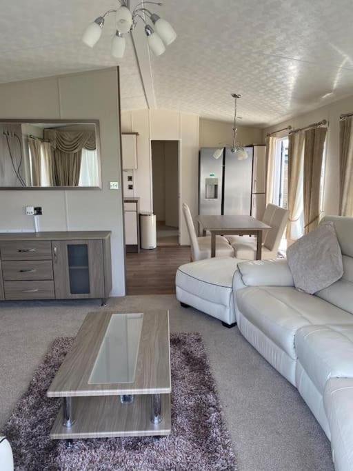 2 Bed, 2 Bath Lodge Style Caravan With Hot Tub & Private Garden At Patrington Haven Leisure Park Екстер'єр фото