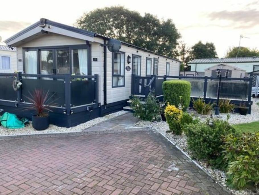2 Bed, 2 Bath Lodge Style Caravan With Hot Tub & Private Garden At Patrington Haven Leisure Park Екстер'єр фото