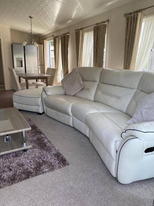 2 Bed, 2 Bath Lodge Style Caravan With Hot Tub & Private Garden At Patrington Haven Leisure Park Екстер'єр фото